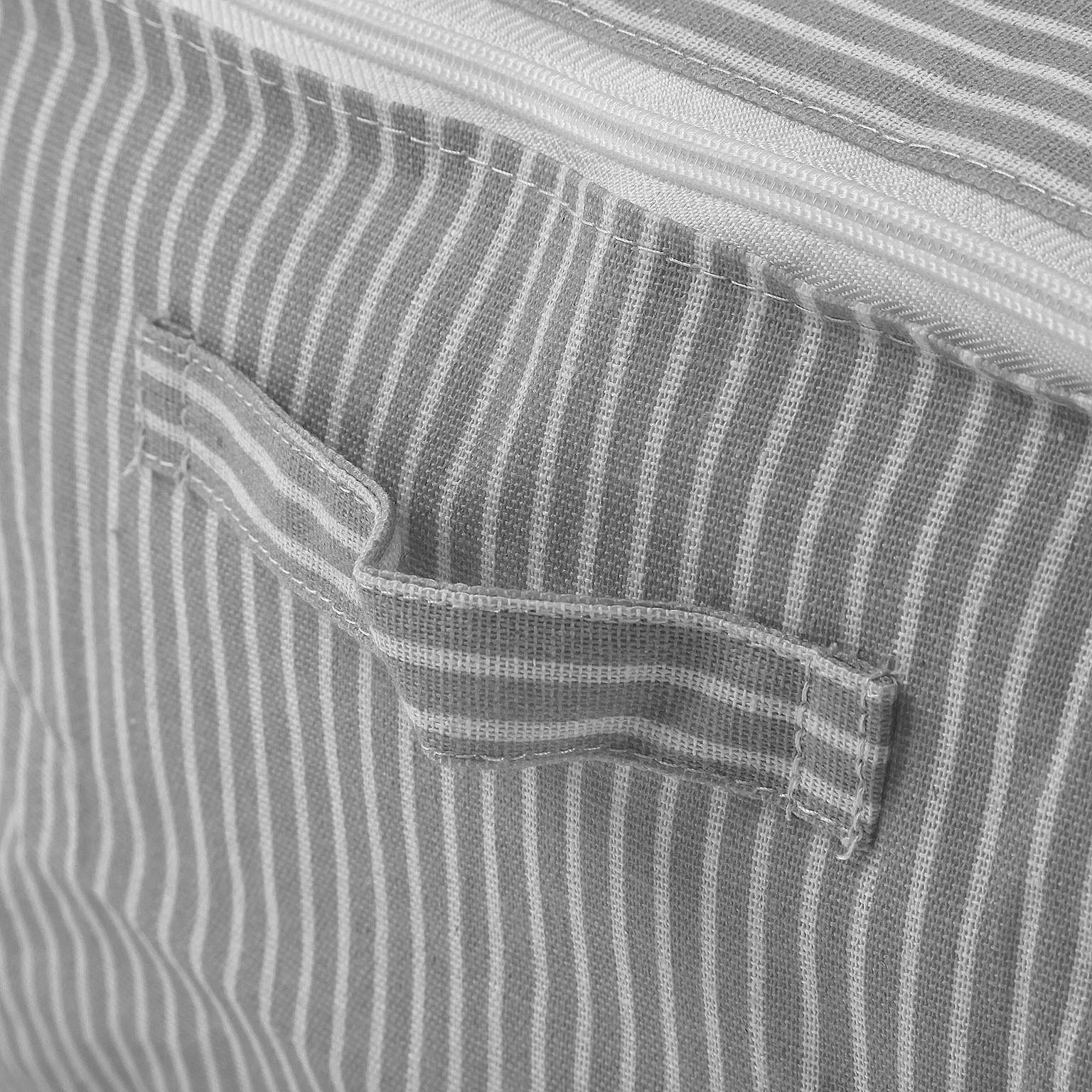 Tecido com padrão de riscas e alça costurada