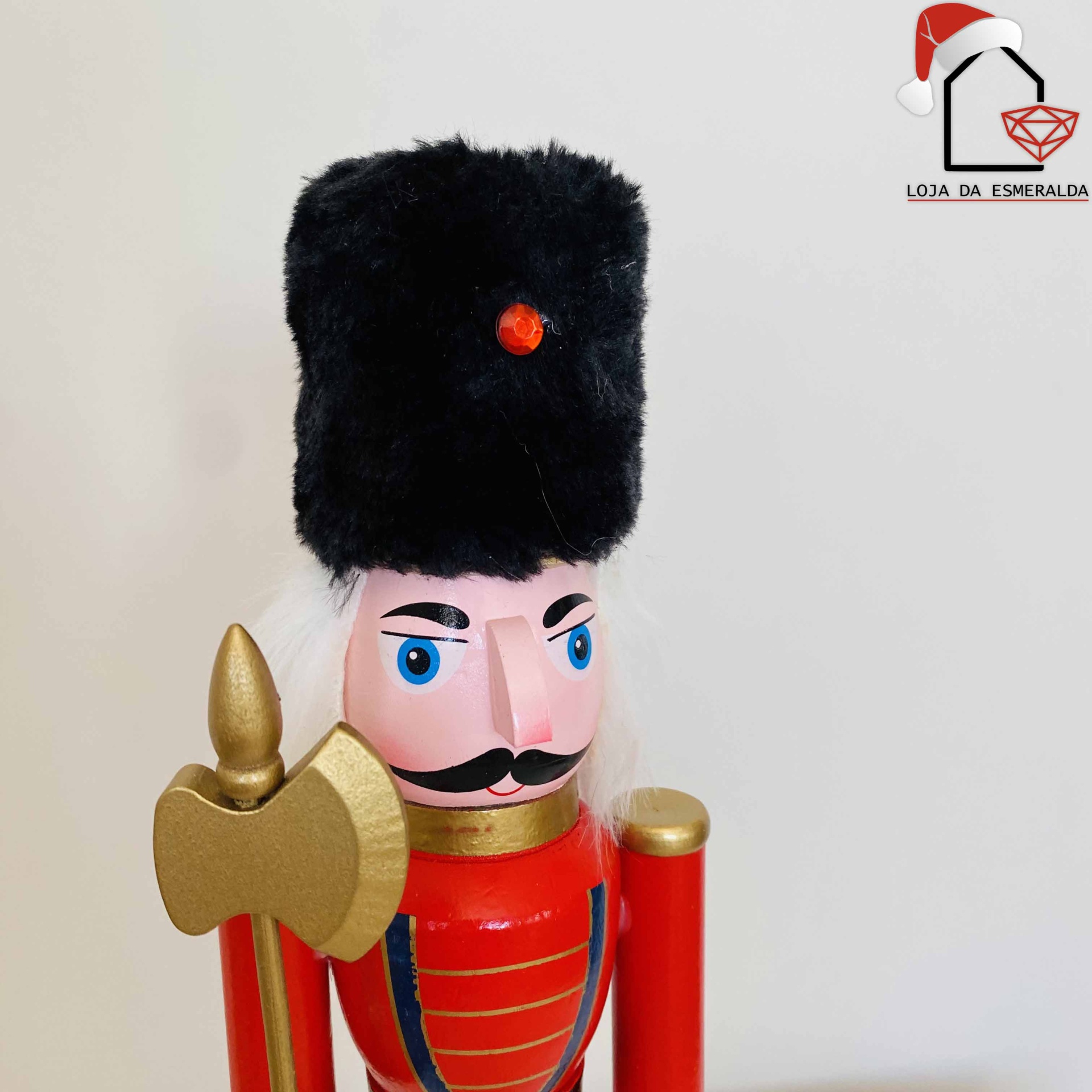Boneco soldado tipo quebra-nozes com casaco vermelho e chapéu preto peludo