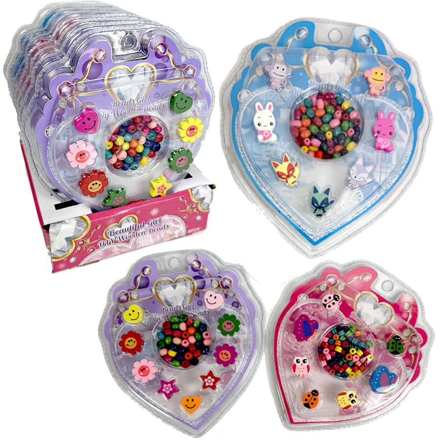 Embalagens em forma de coração contendo pulseiras de contas coloridas e pequenos acessórios decorativos.