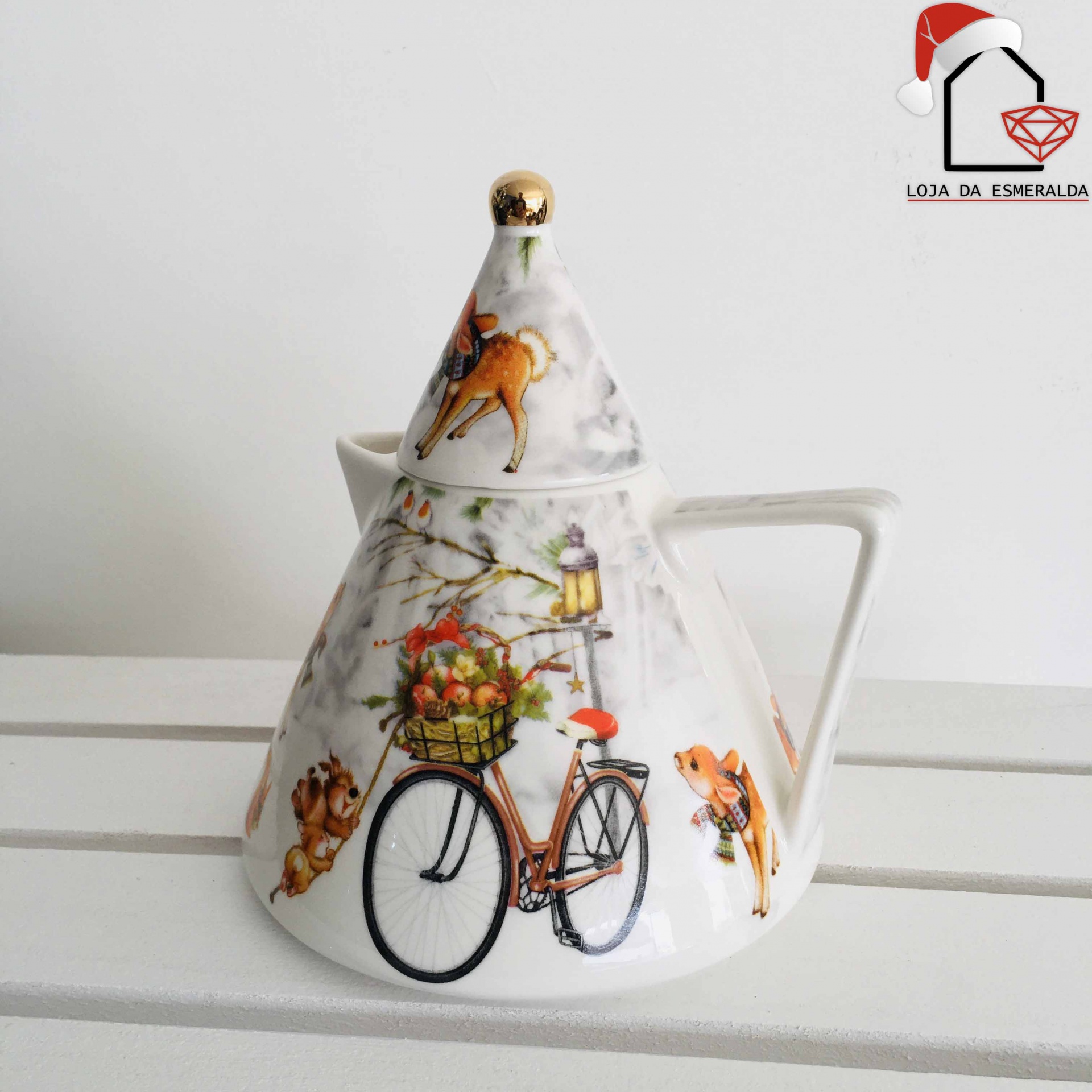 Bule de porcelana decorado com cães, bicicleta e flores, com tampa dourada.