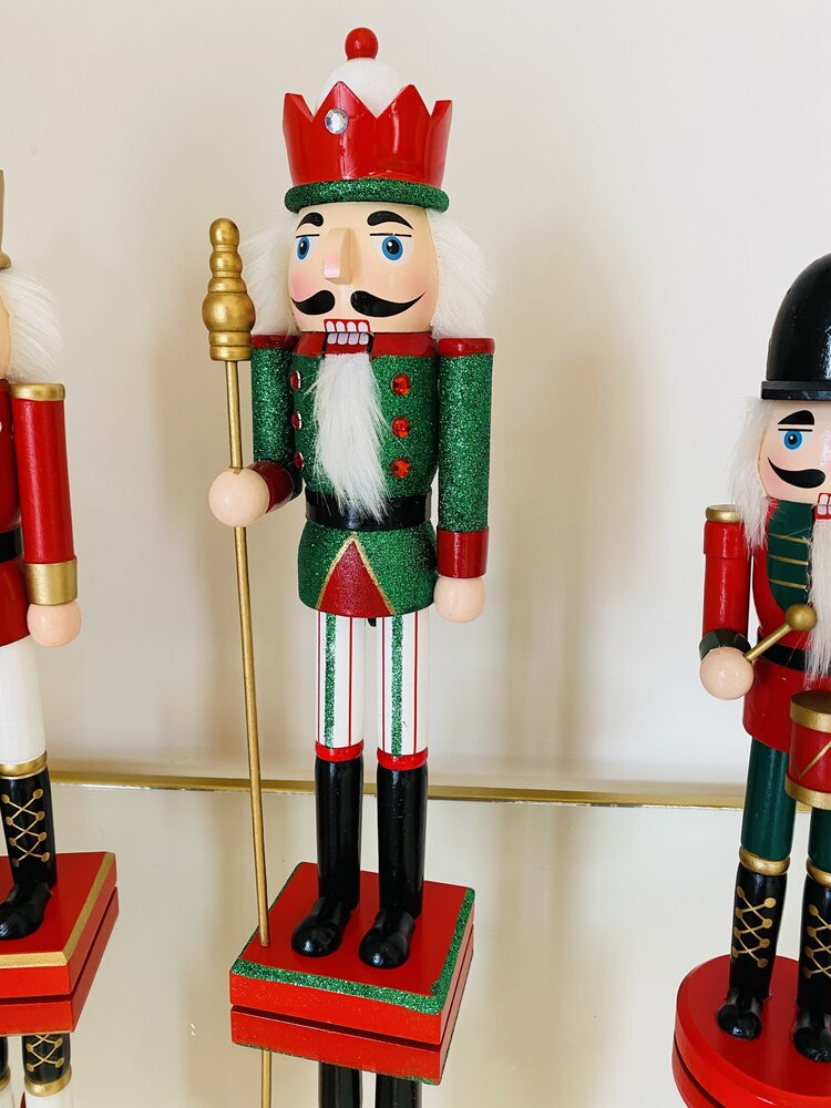 Soldado quebra-nozes de madeira vermelho, verde e branco com coroa e vara dourada