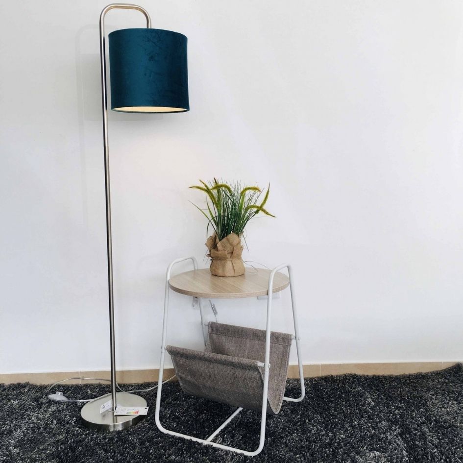 Candeeiro de pé azul e mesa de apoio com planta