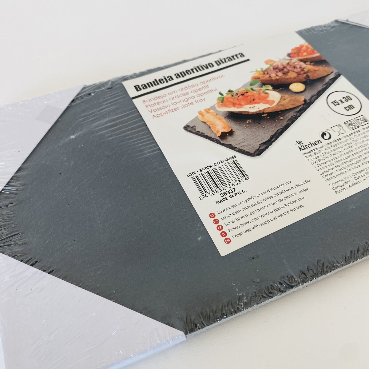 Bandeja aperitivo retangular de ardósia natural preta com etiqueta informativa