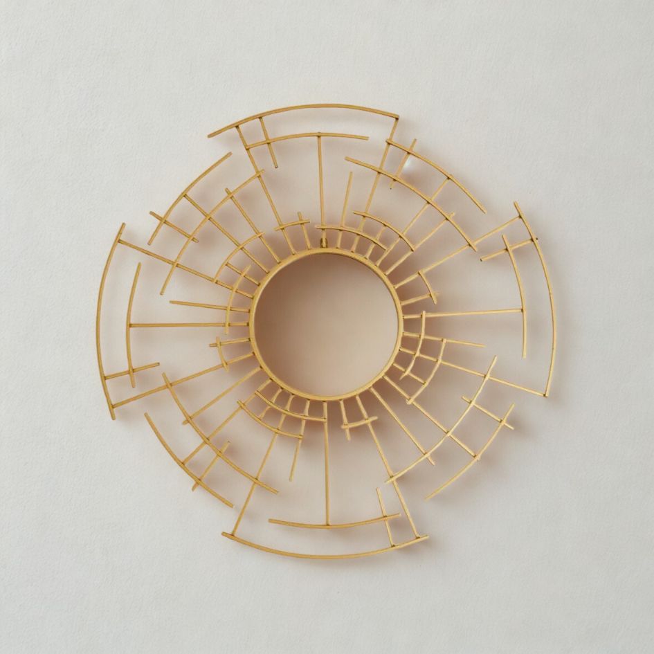 Estrutura circular dourada decorativa em metal com design aberto