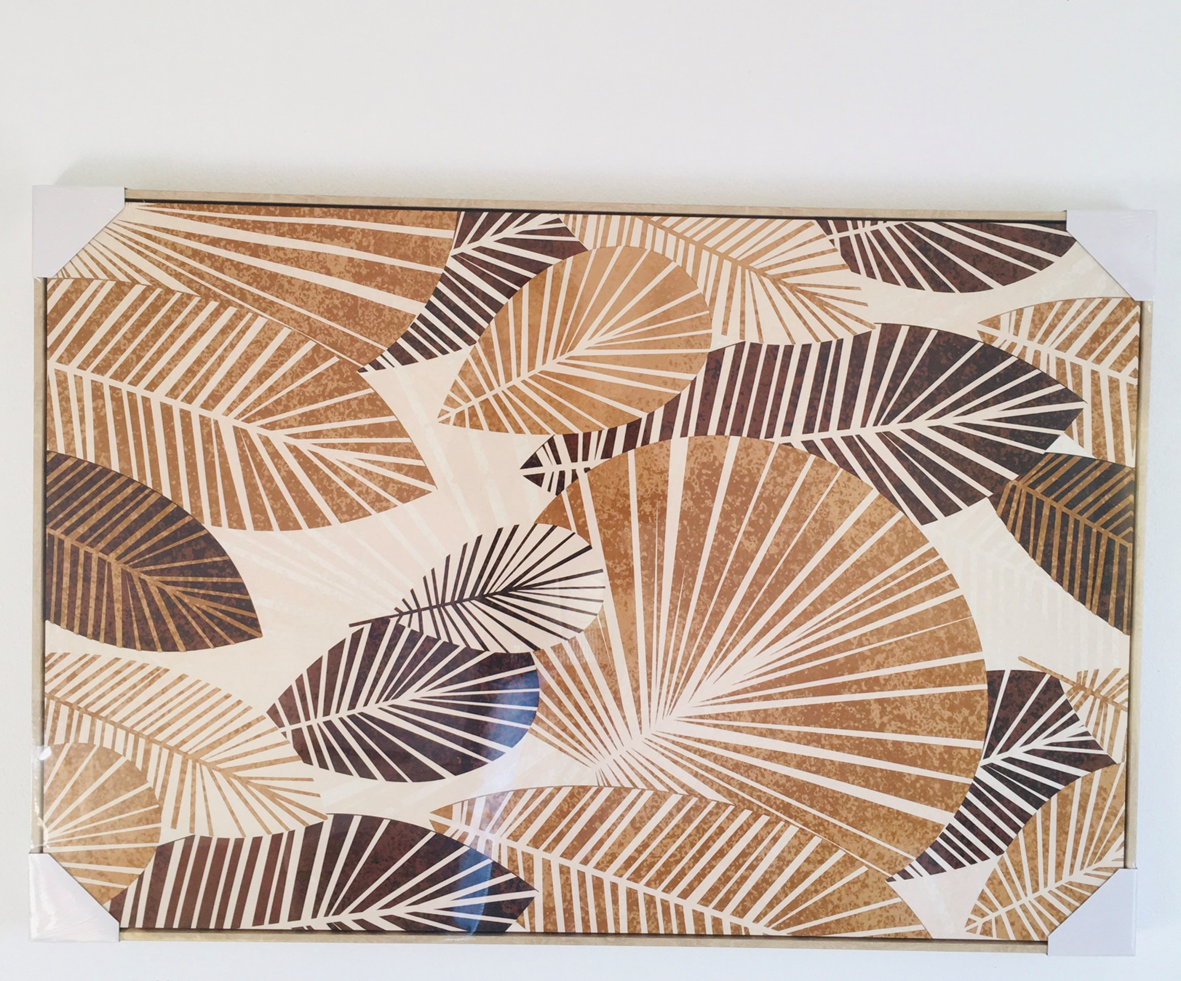 Tapete retangular com padrão de folhas castanhas e pretas