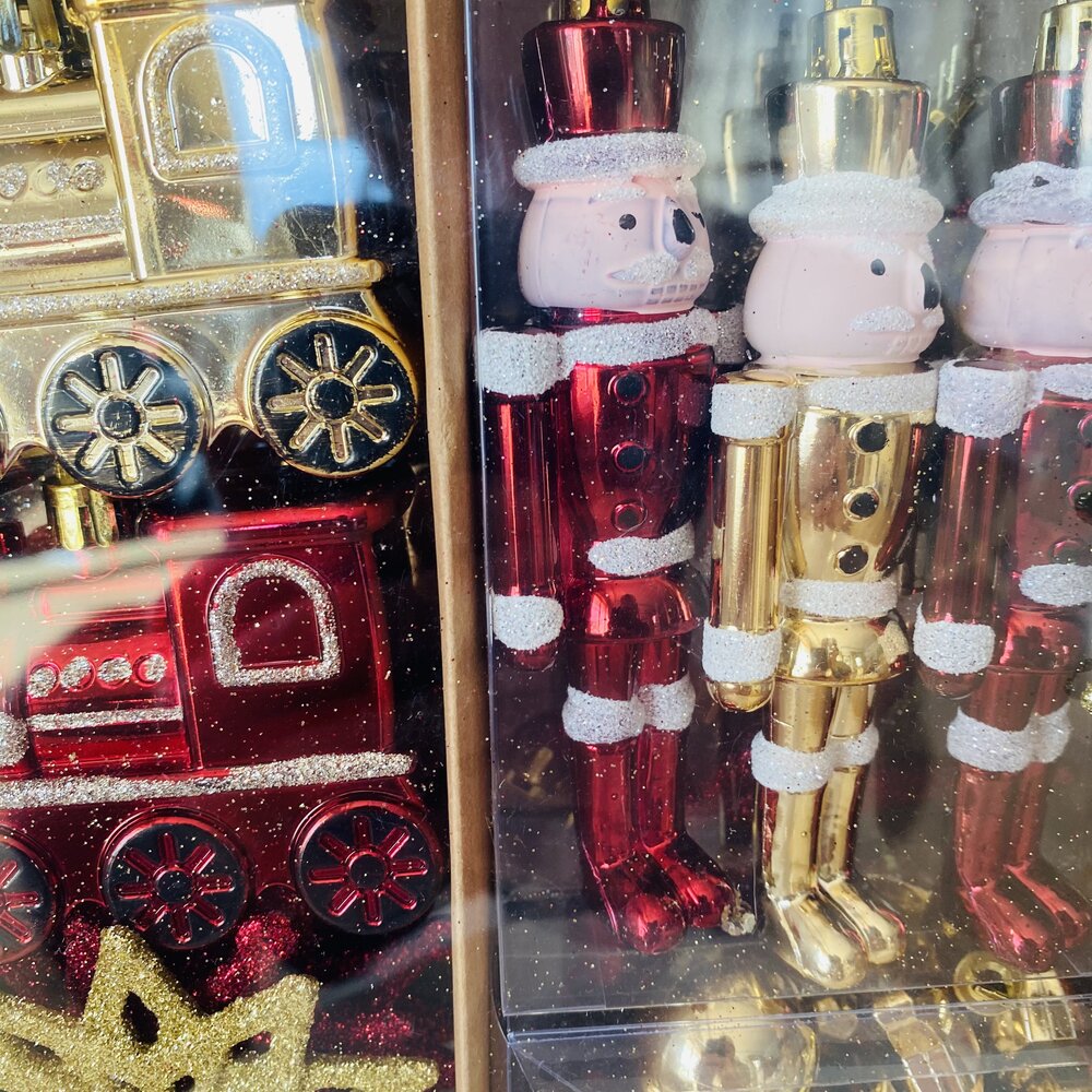 Decorações de Natal com comboio e soldadinhos de chumbo dentro de embalagem transparente