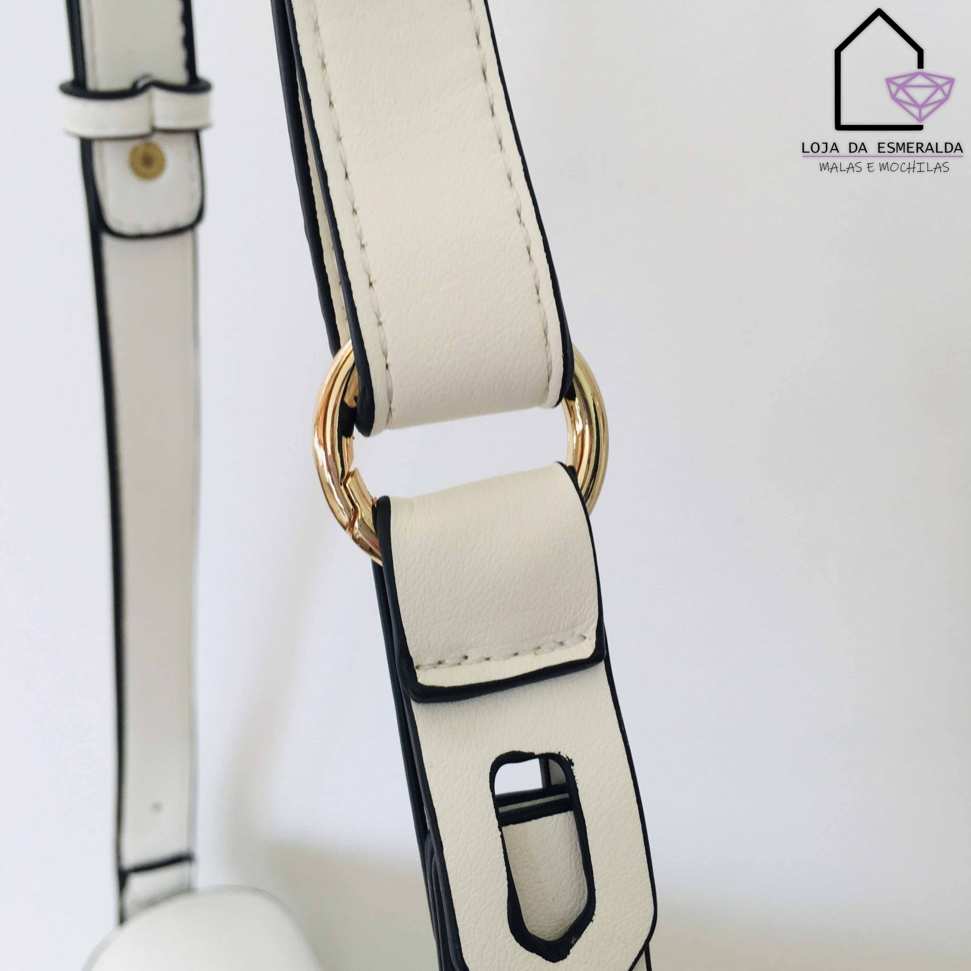 Correia branca de bolsa em couro sintético com argolas douradas