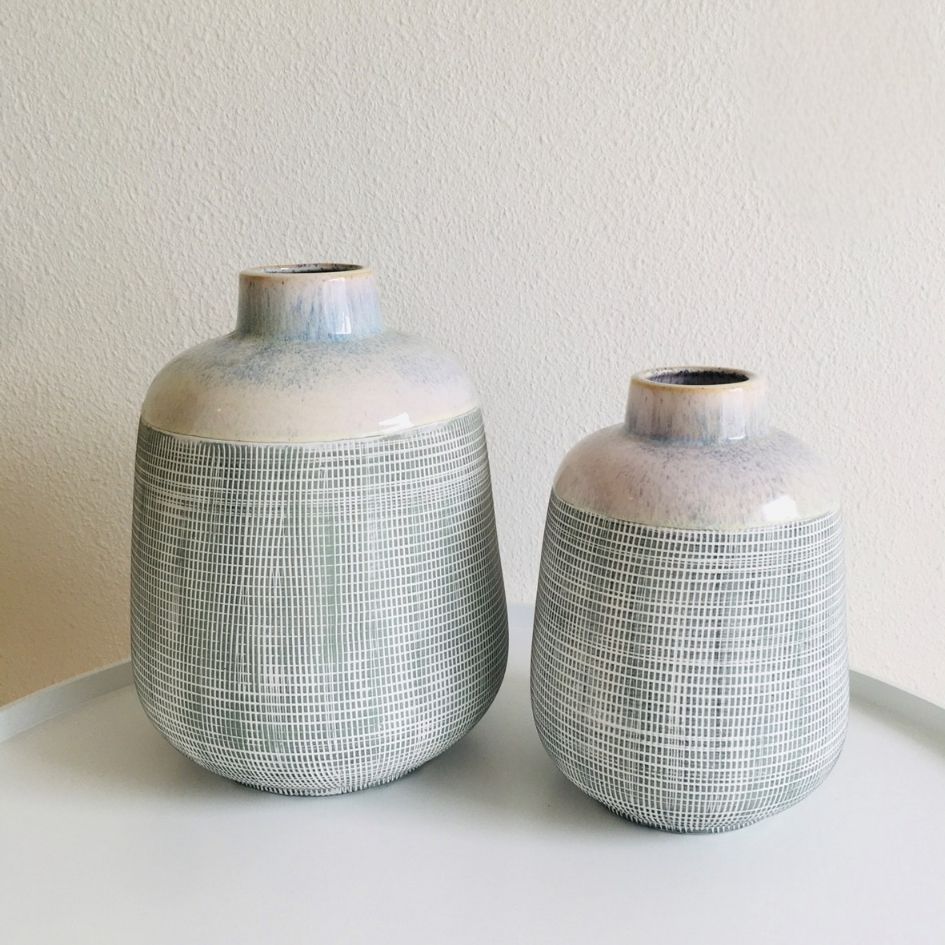 Dois vasos de cerâmica com padrão de linhas e topo creme azul
