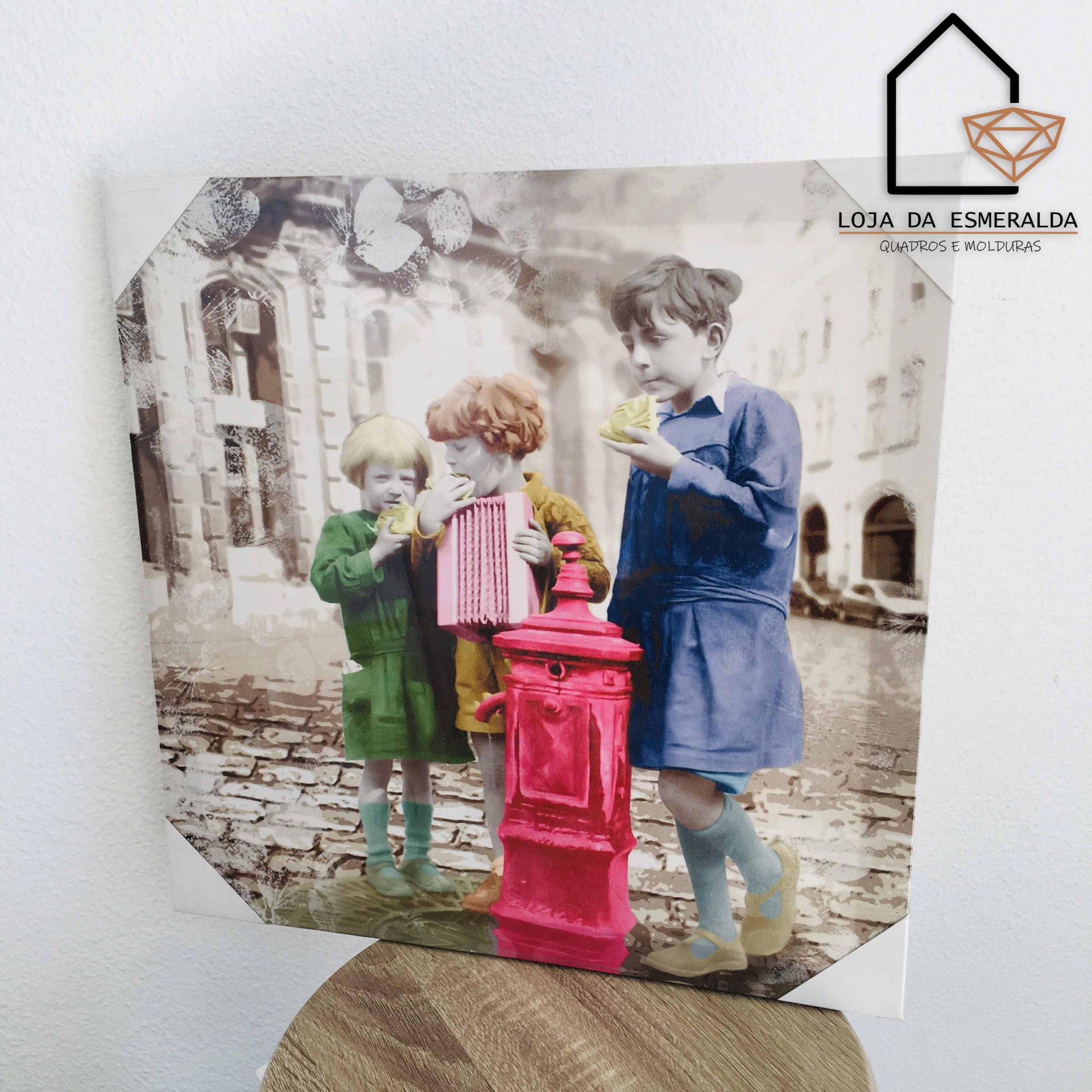 quadro com imagem de três crianças a beber numa rua antiga, com destaque em cores