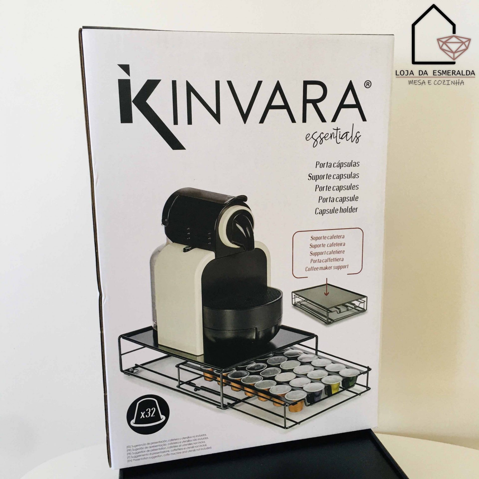 Embalagem do suporte para cápsulas de café KINVARA essentials com imagem do produto e máquina de café.
