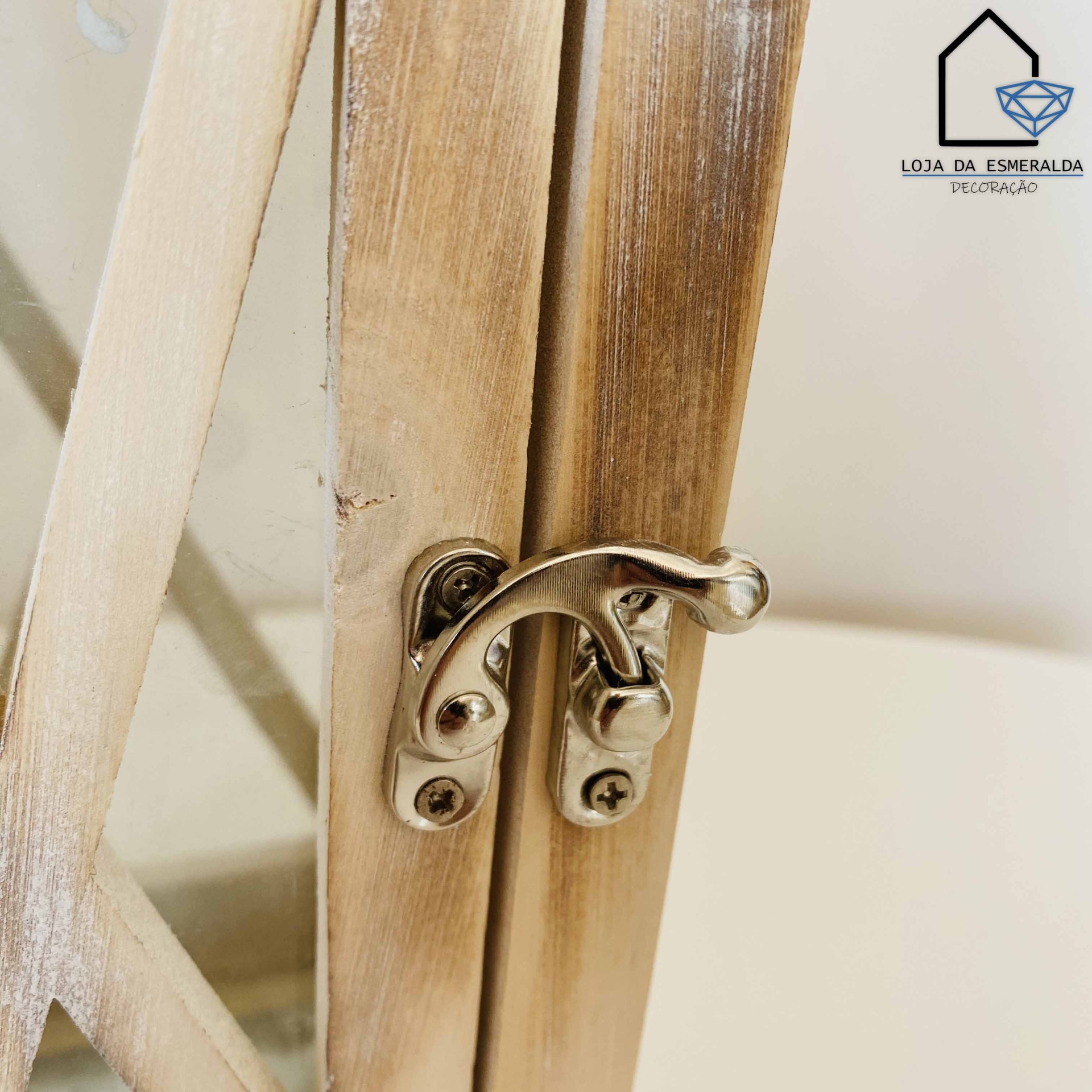Porta dupla de madeira clara com fecho metálico e logótipo loja