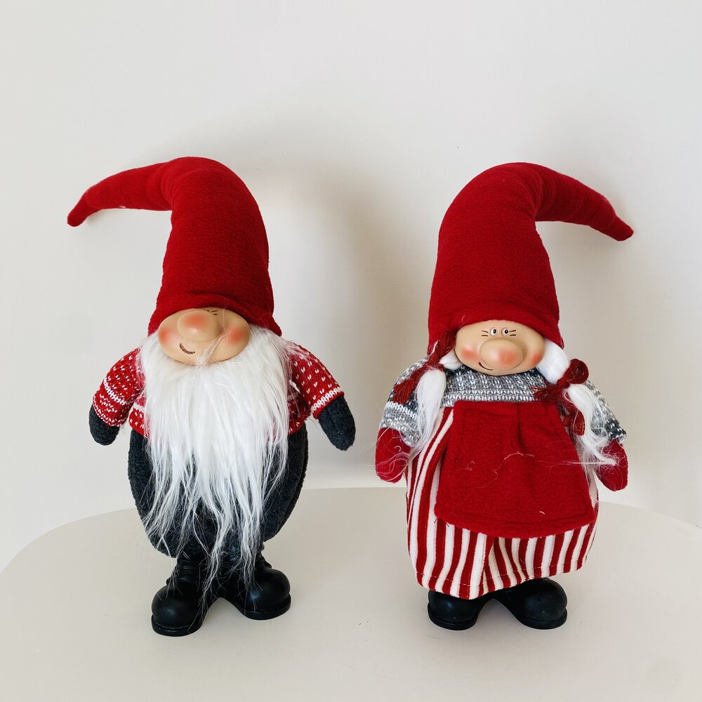 Duas figuras de duendes decorativos com chapéus vermelhos e roupas vermelhas e brancas