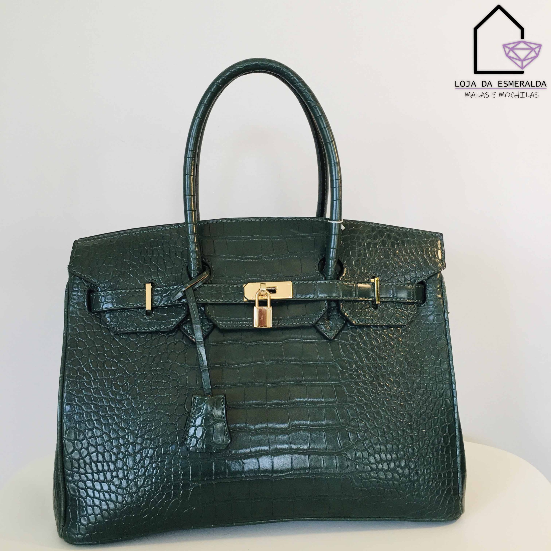 Mala de mão verde escuro textura crocodilo com fecho dourado e cadeado