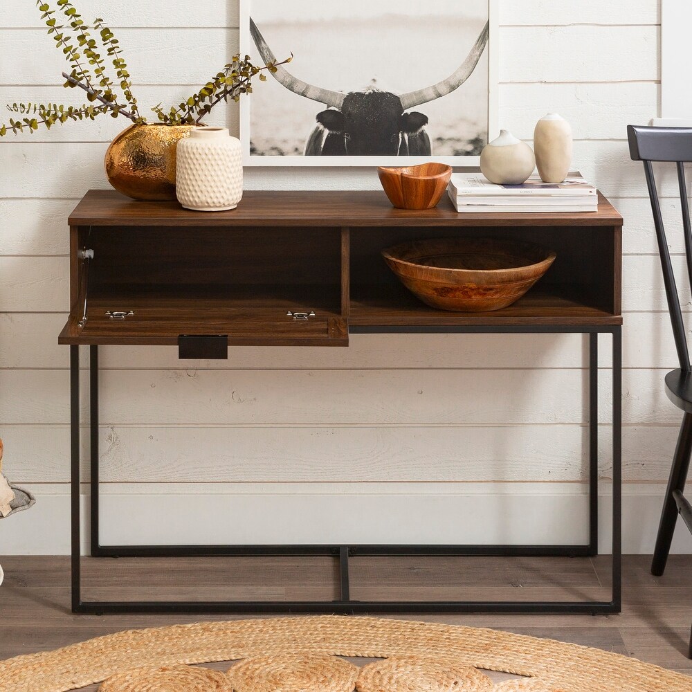 Aparador de madeira escura e metal preto com decoração e objetos em sala com paredes brancas