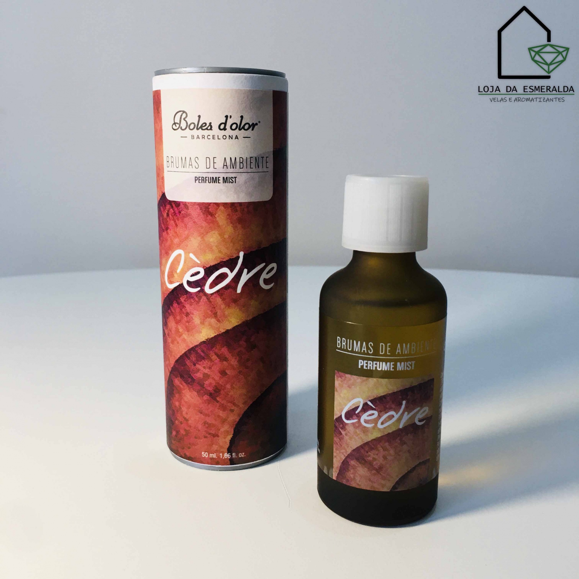 Frasco e embalagem cilíndrica de perfume mist Boles d'olor Cèdre em tons castanhos e brancos