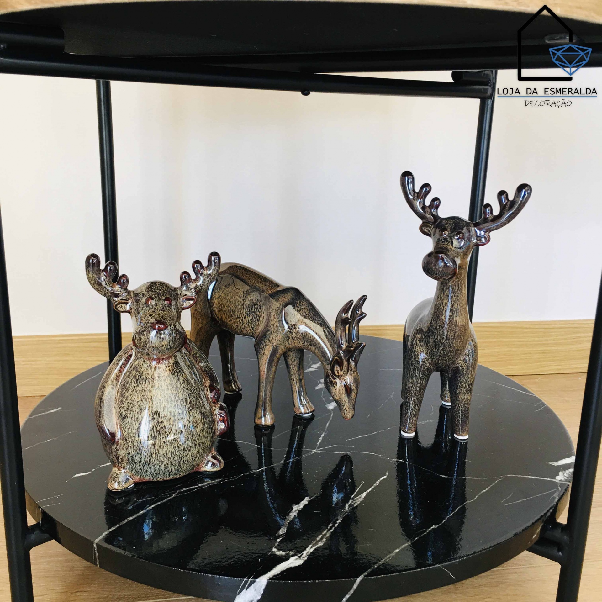 Figuras decorativas de veados em cerâmica castanha com mesa preta redonda