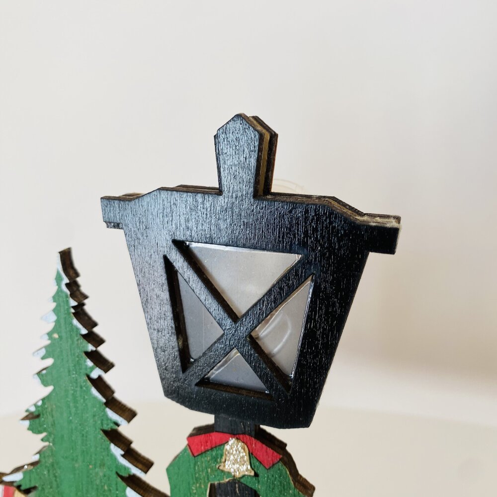 Decoração de madeira com anjo e pinheiro em verde, preto e vermelho