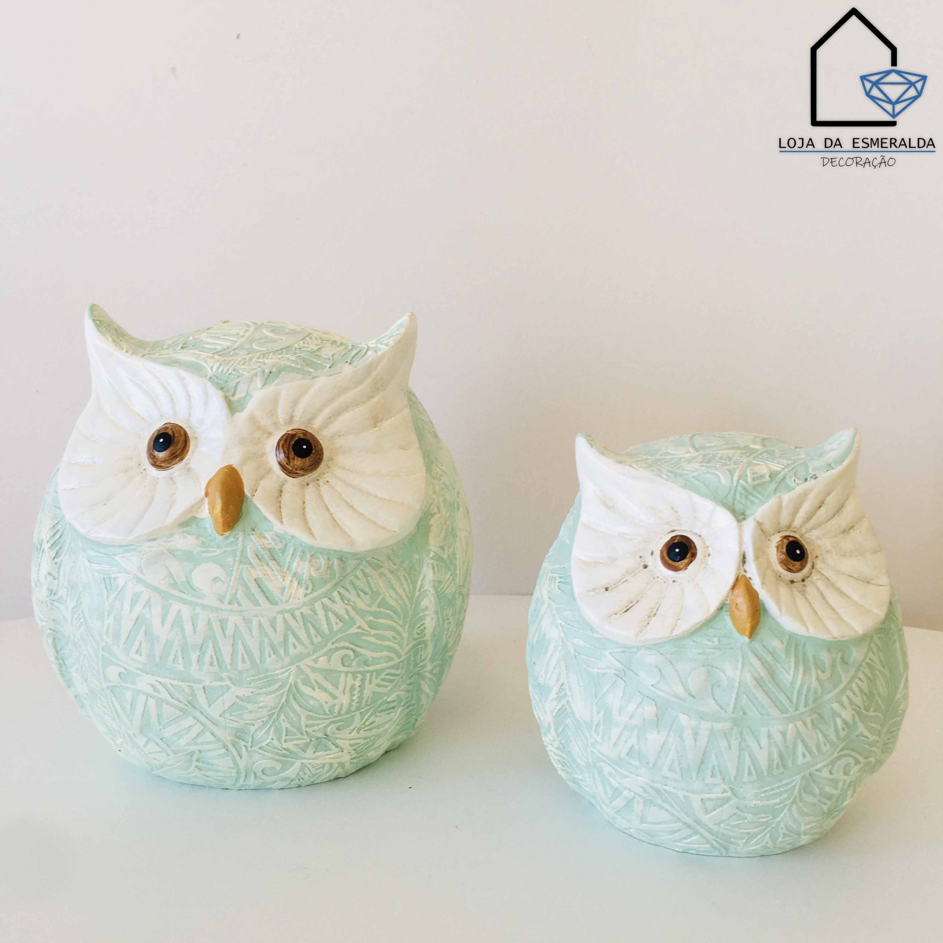 Dois corujas decorativos em cerâmica azul-pálido com olhos brancos e bicos castanhos