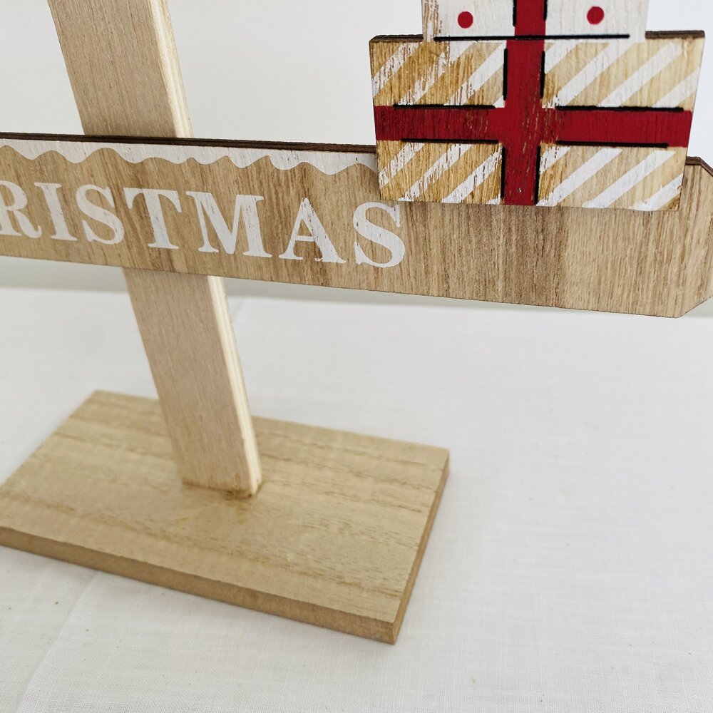 Adereço decorativo de madeira com texto e caixa de presente pintada