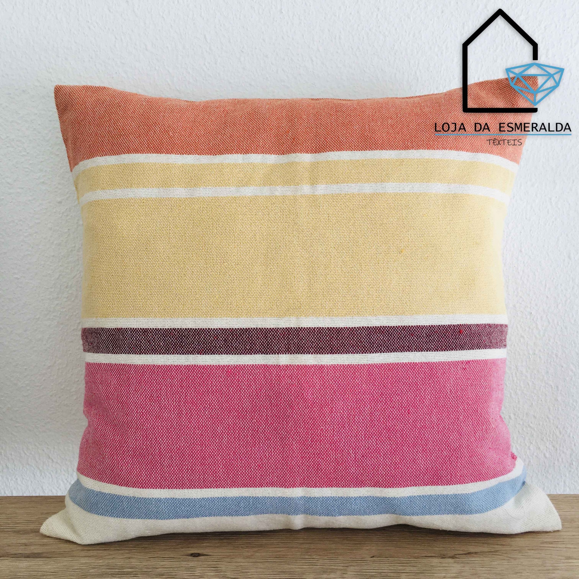 Almofada colorida com riscas horizontais em ambiente interior