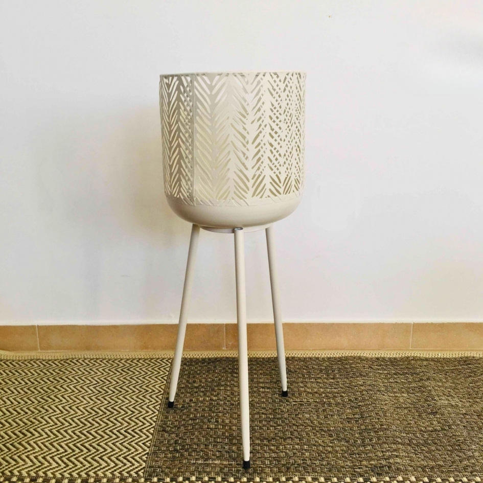 Vaso de planta cinza claro em metal com padrão e tripé