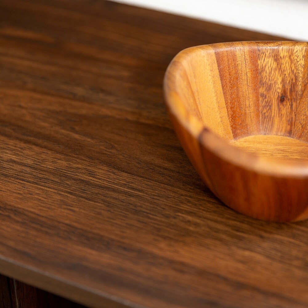 Taça de madeira natural numa superfície de madeira escura