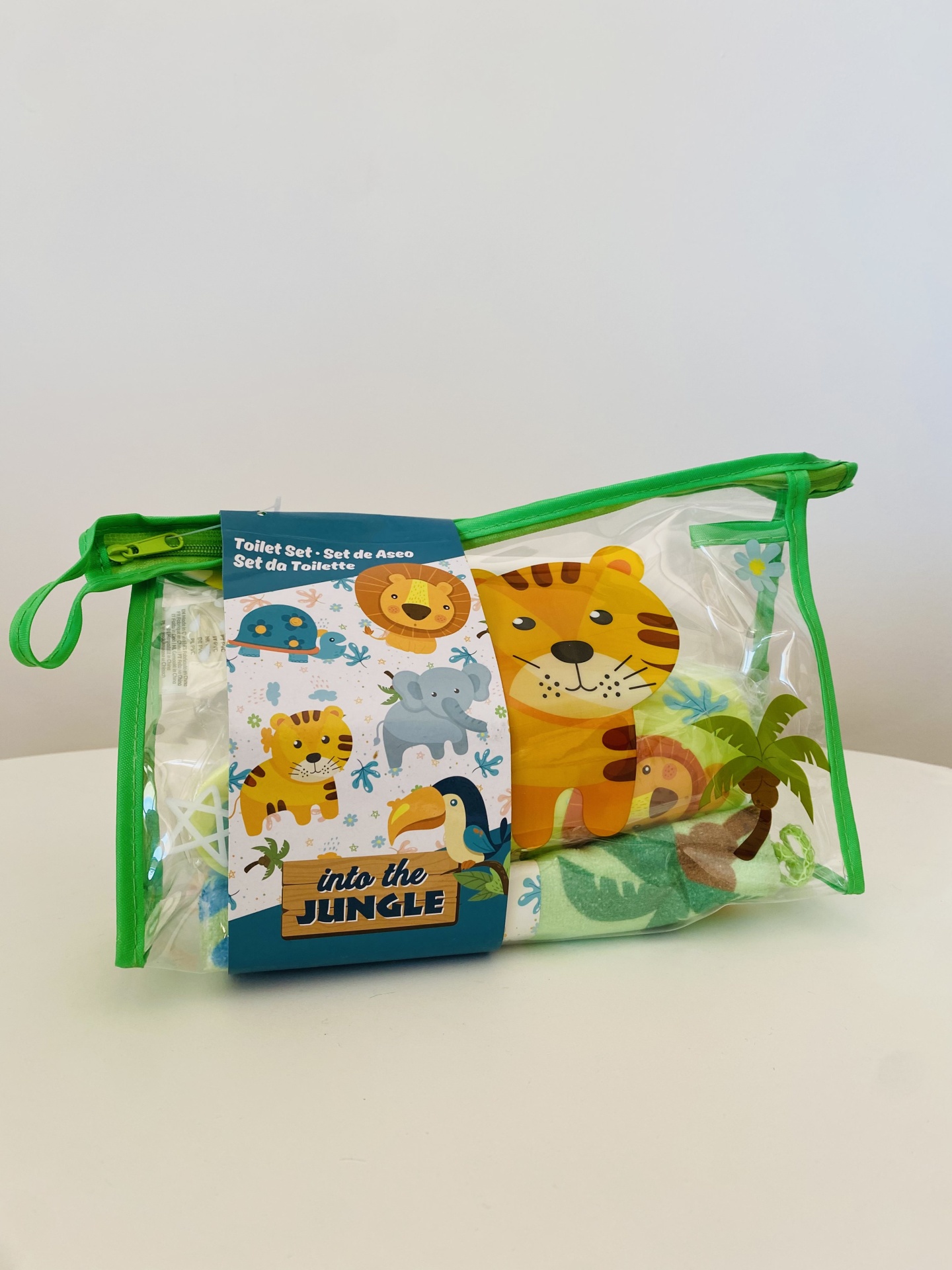 Conjunto de higiene infantil em bolsa transparente com animais selvagens e texto 'into the JUNGLE'