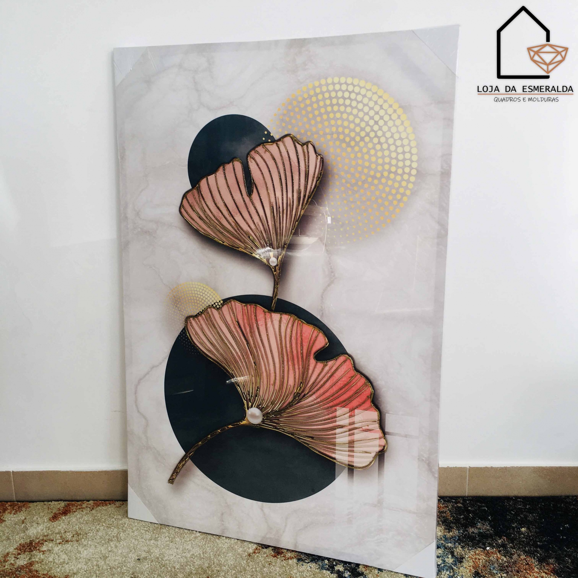 Quadro decorativo com folhas rosas douradas sobre círculos pretos e dourados