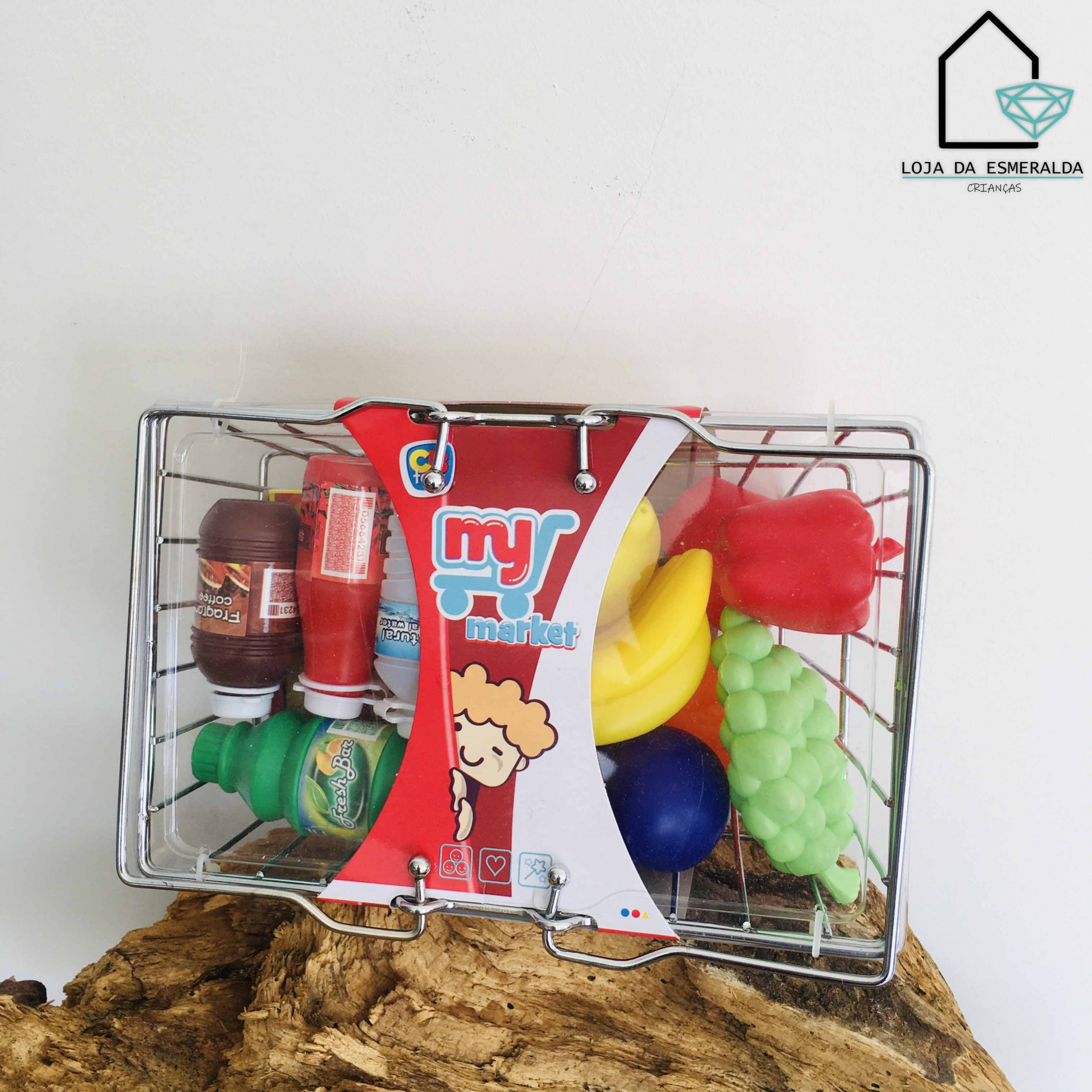 Carrinho de compras de metal com vários brinquedos de alimentos coloridos