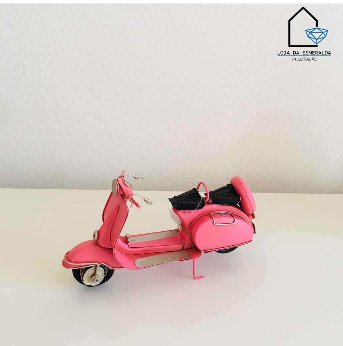 Miniatura de scooter cor-de-rosa em metal com detalhes pretos e prateados