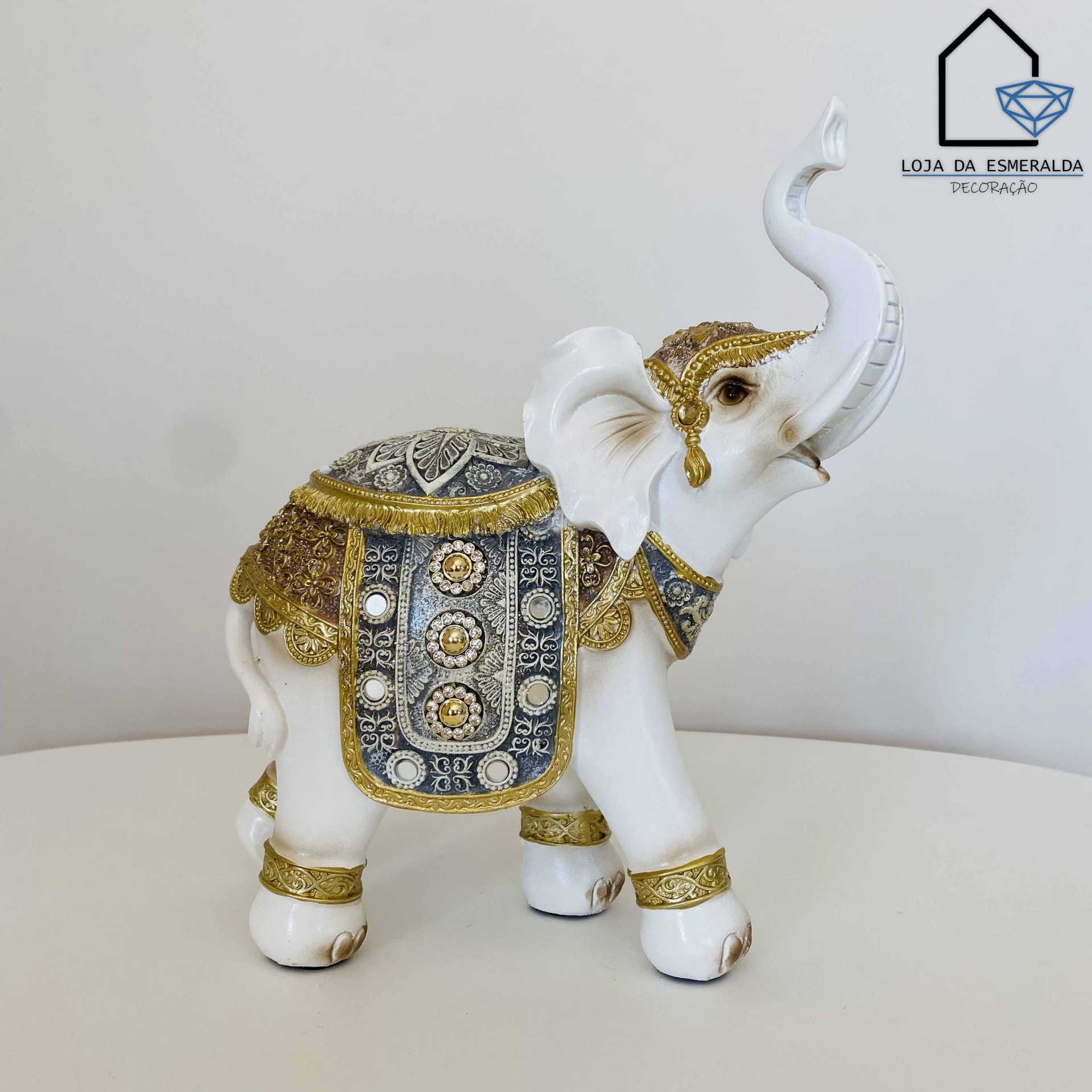 Estatueta decorativa de elefante branca com detalhes dourados e prateados