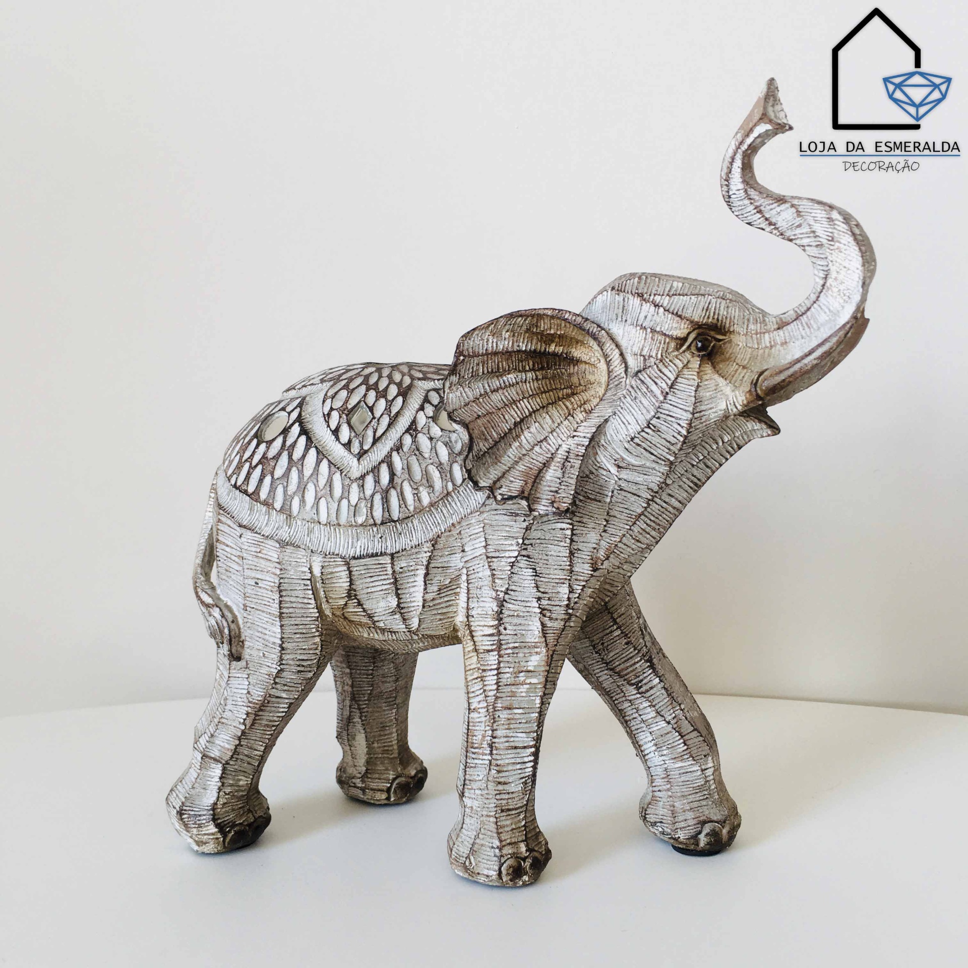 Figura de elefante decorativo branco e castanho com padrão esculpido em madeira