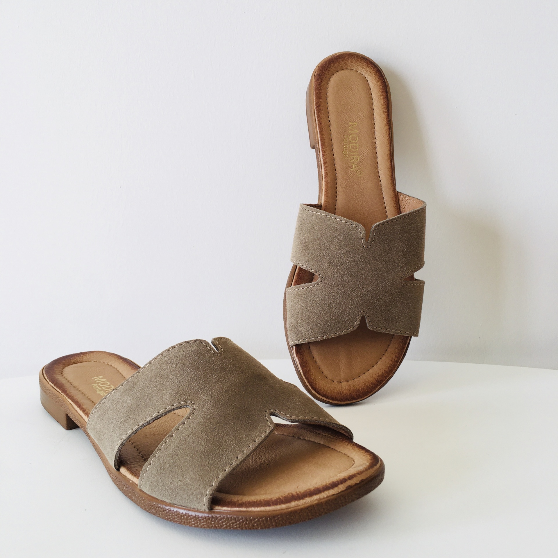 Sandálias rasteiras cinzentas com sola castanha e corte geométrico