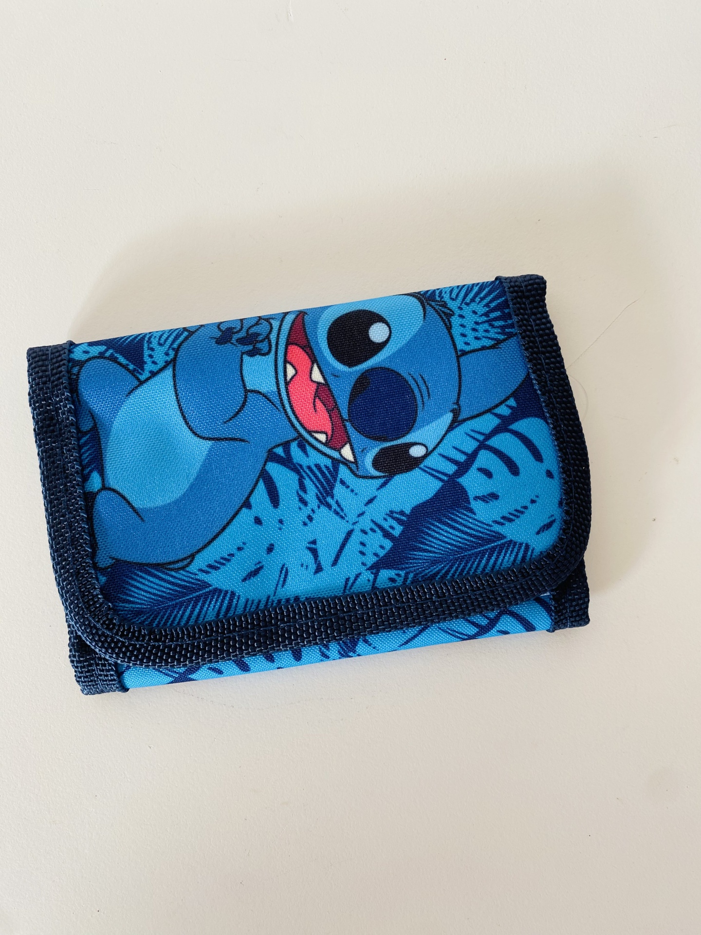 Carteira de tecido azul com personagem Stitch estampado