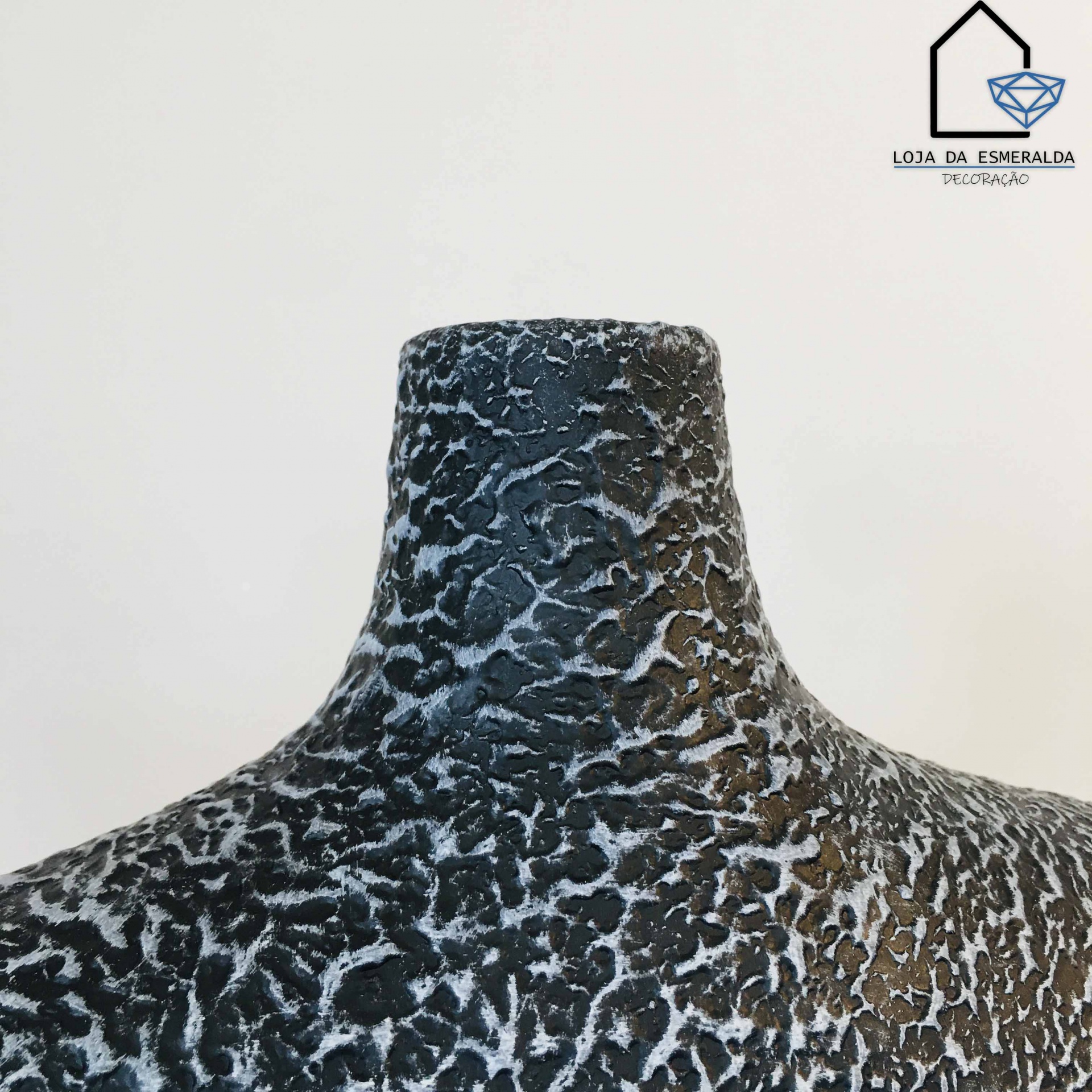 busto de manequim texturizado preto e branco com logótipo LOJA DA ESMERALDA DECORAÇÃO