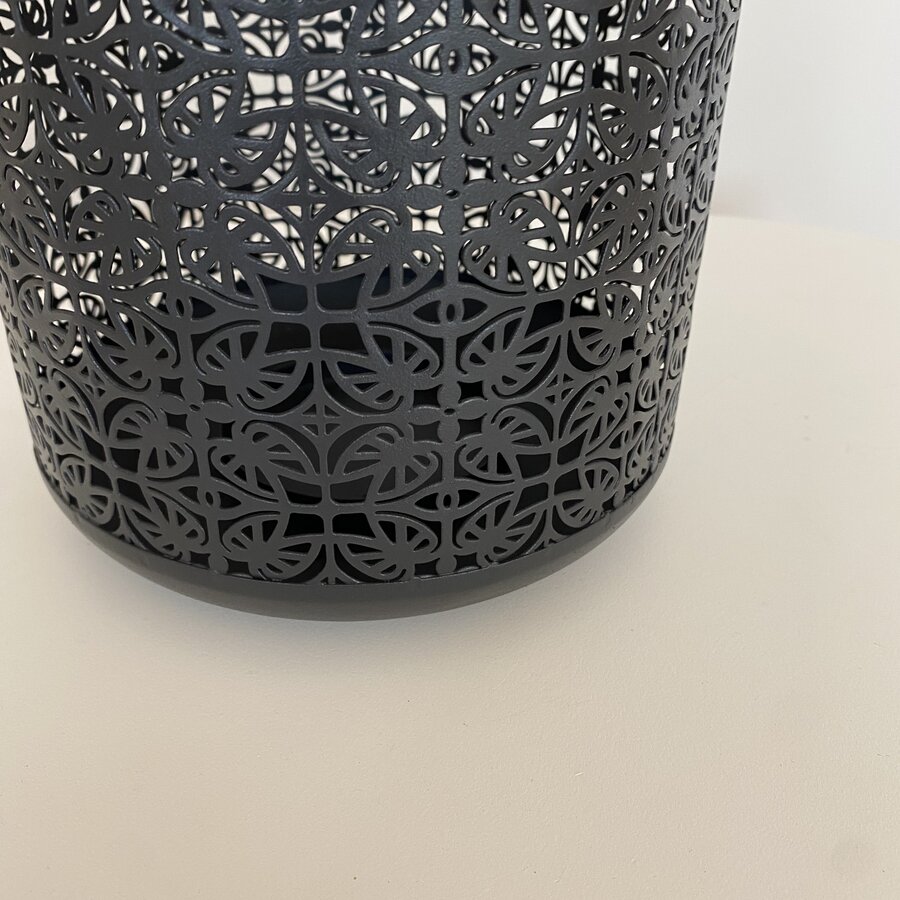 Cesto decorativo de metal preto com padrão recortado intricado