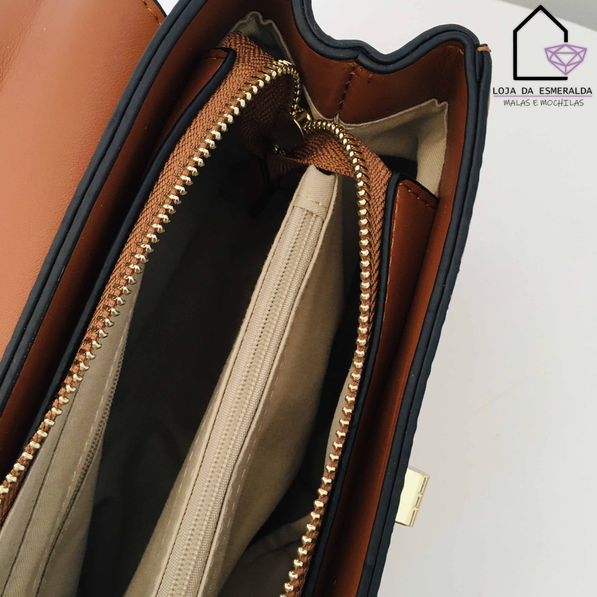 Bolsa castanha com interior beige e detalhes dourados