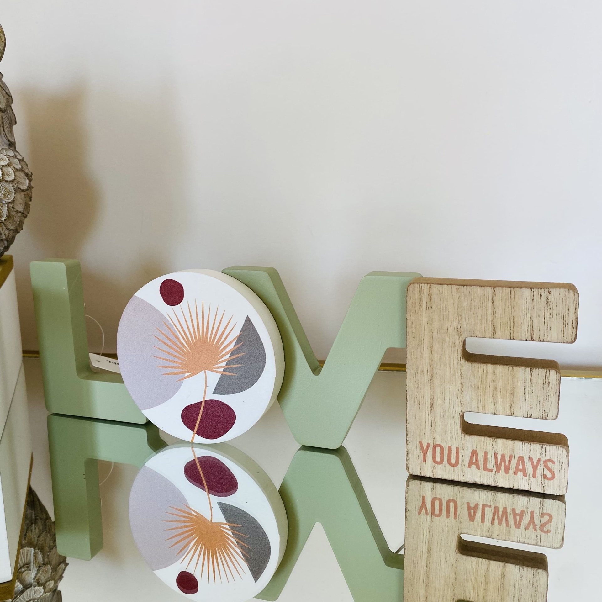 Decoração de mesa letras LOVE com padrões geométricos e texto YOU ALWAYS