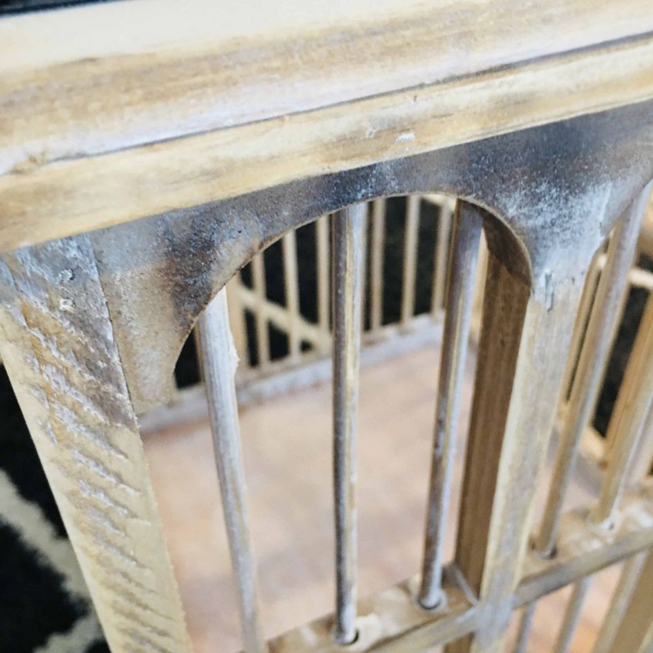 Estrutura de madeira bege clara com barras verticais e textura desgastada