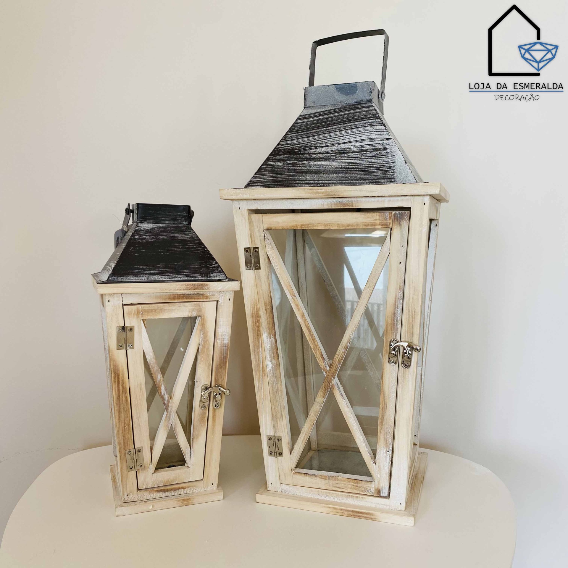 Duas lanternas decorativas de madeira com vidro e acabamento envelhecido