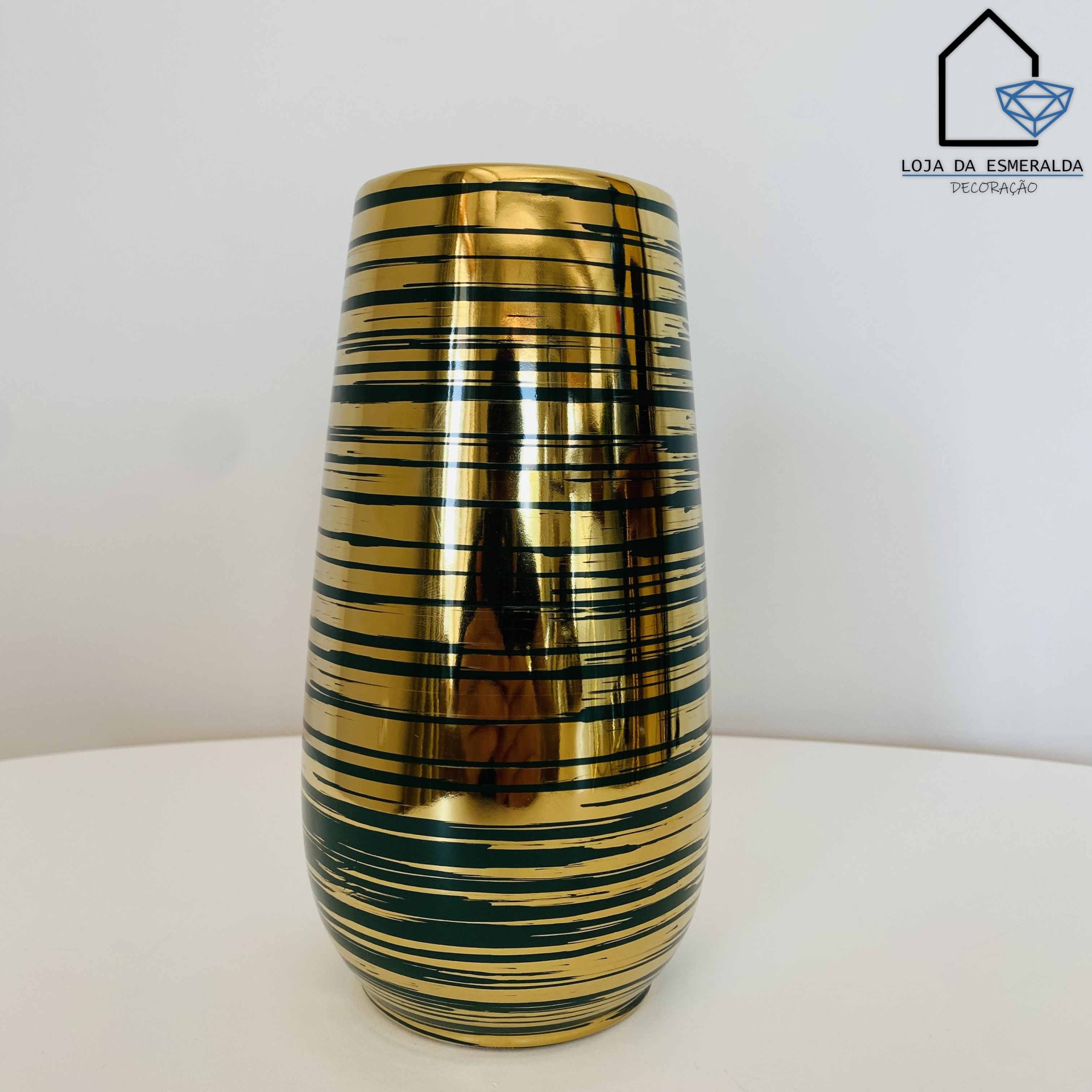 Vaso decorativo dourado com padrão de linhas pretas