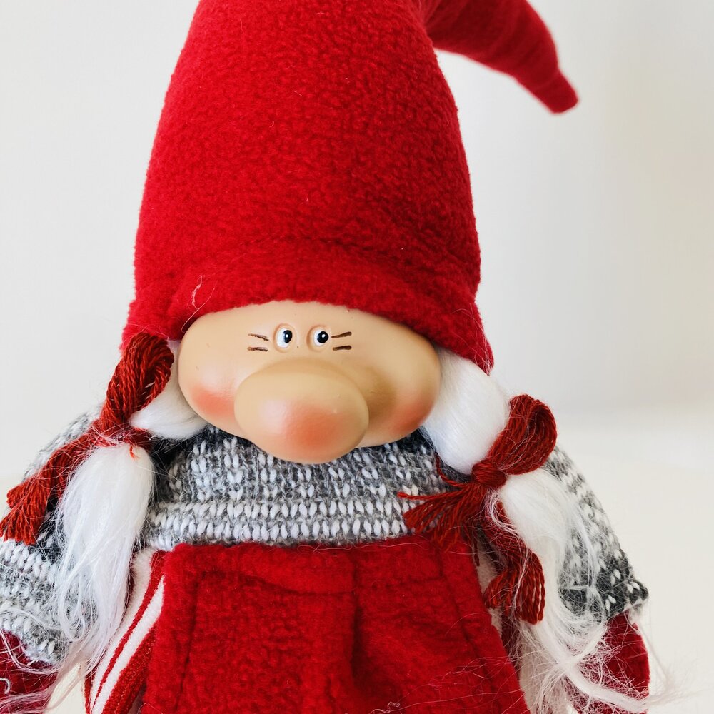 Boneco decorativo com gorro vermelho e roupa vermelha e cinza