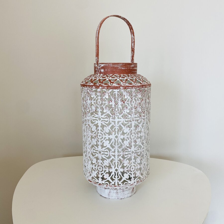 lanterna metálica decorativa branca envelhecida com padrão recortado e alça
