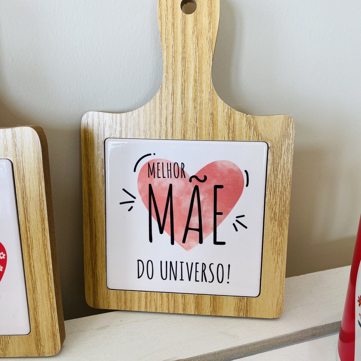 Tábua de madeira com azulejo decorativo e texto para mãe