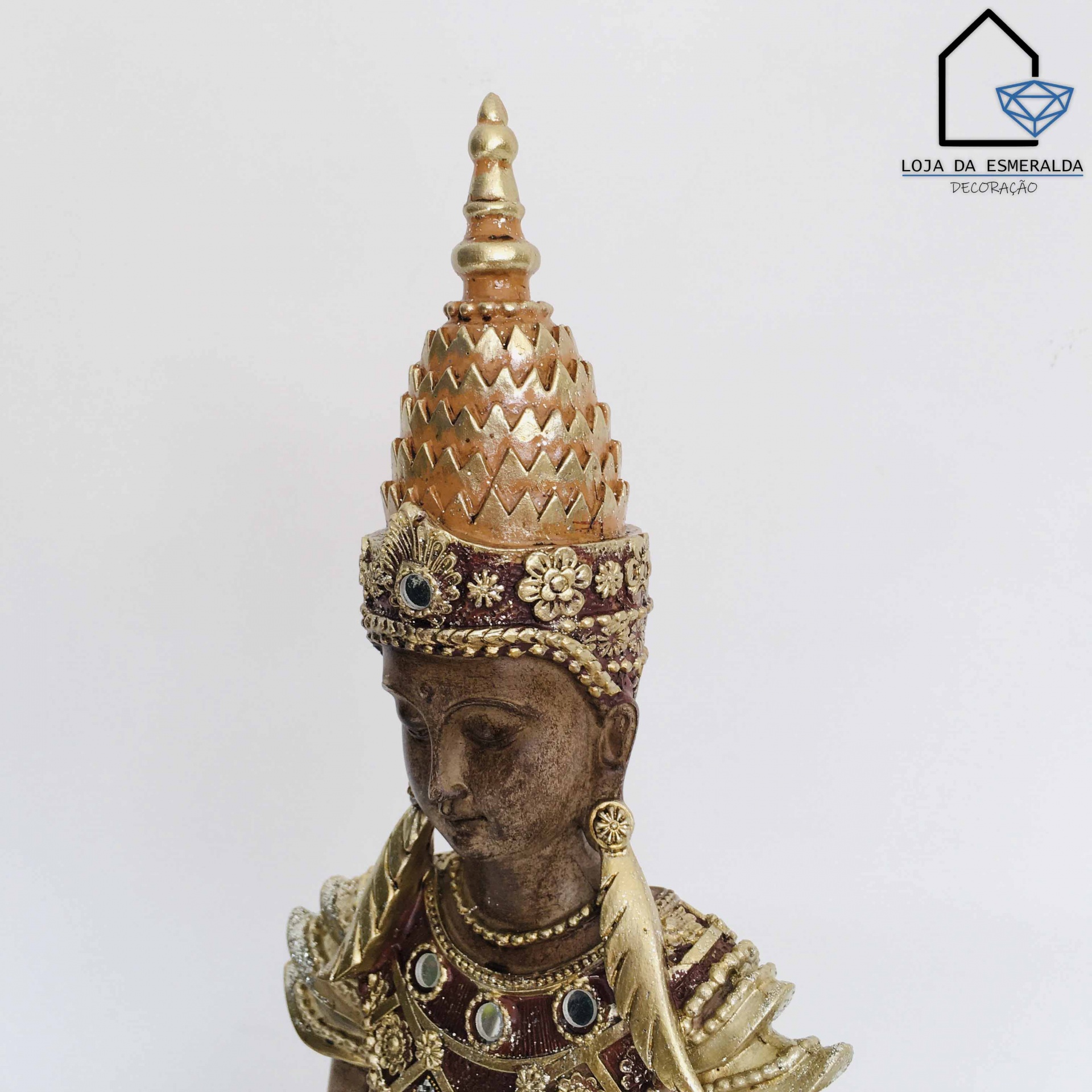 Estátua decorativa com coroa dourada e detalhes em vermelho e azul em fundo branco