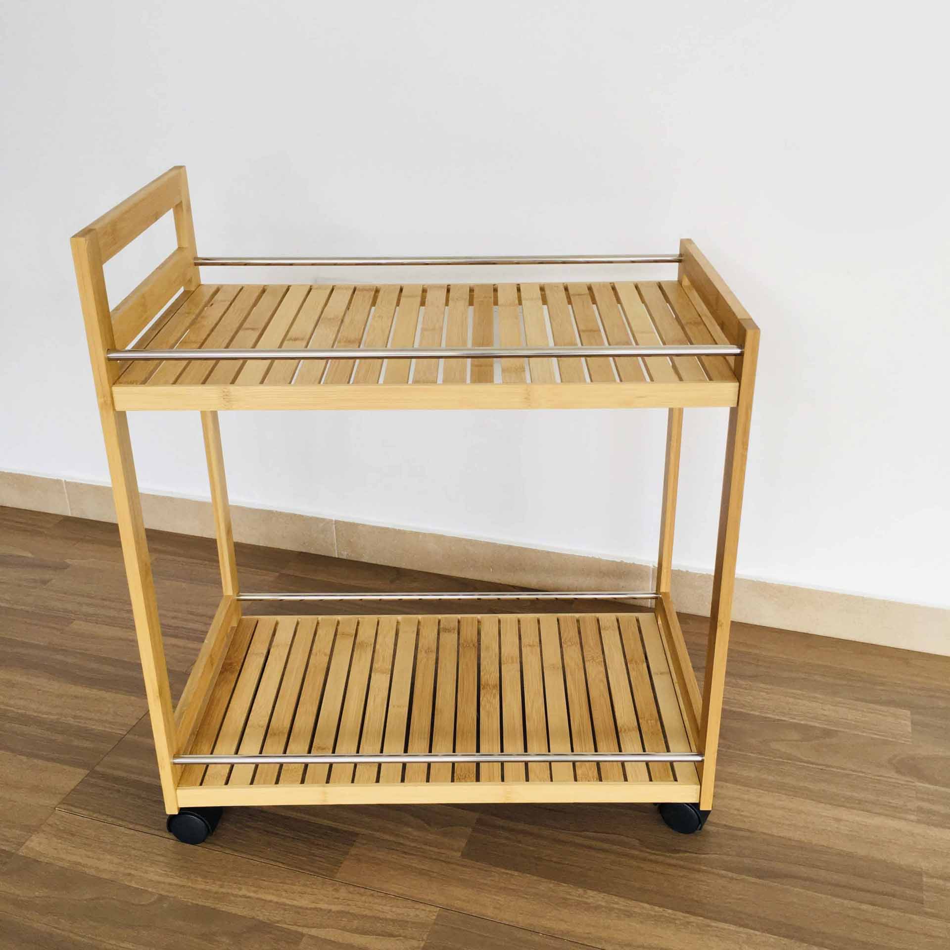 Carrinho de servir em madeira clara com duas prateleiras e rodas