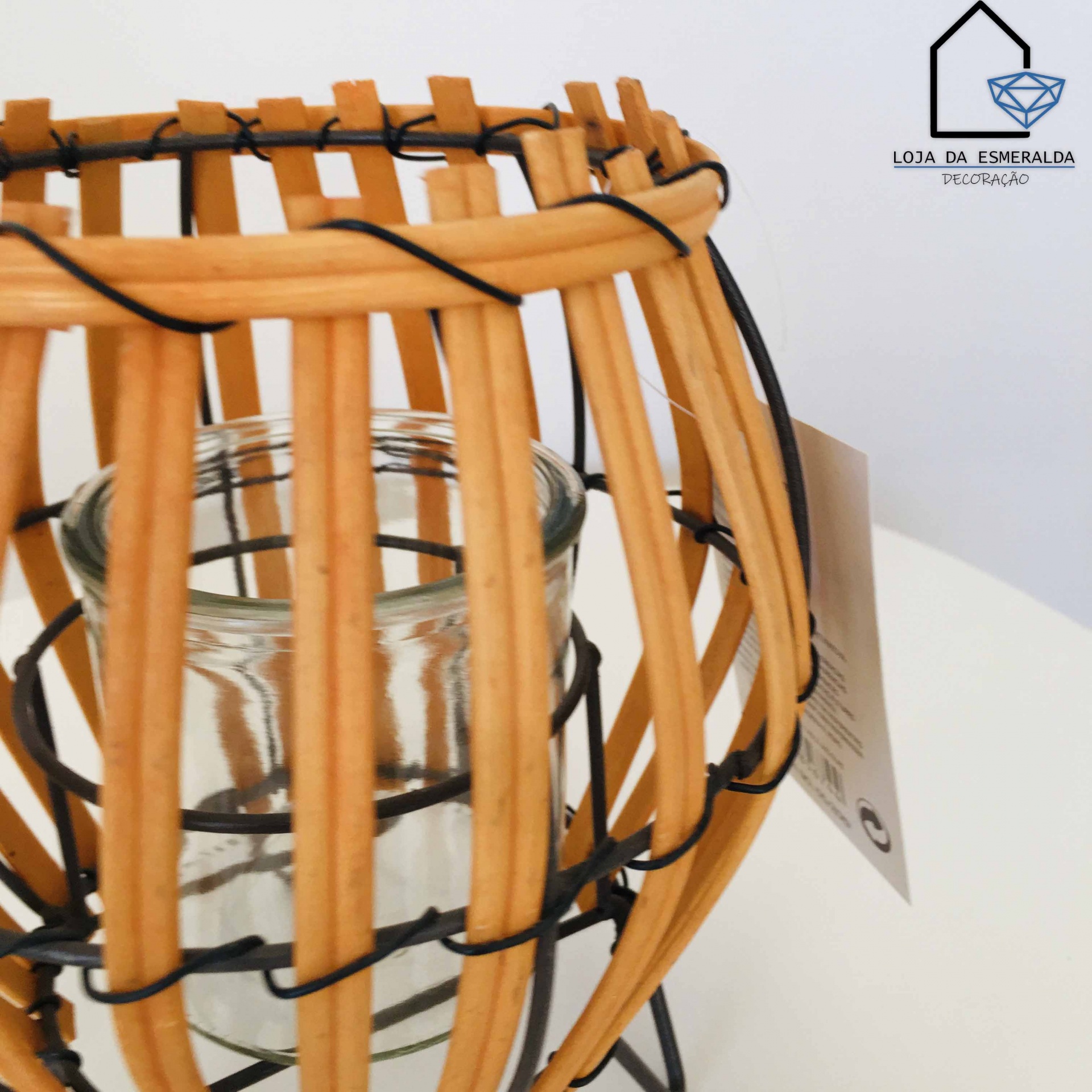 Castiçal de madeira clara com copo de vidro e arame preto