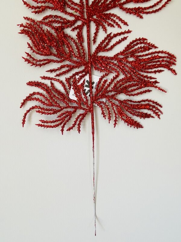 Ramo decorativo vermelho com brilho e etiqueta