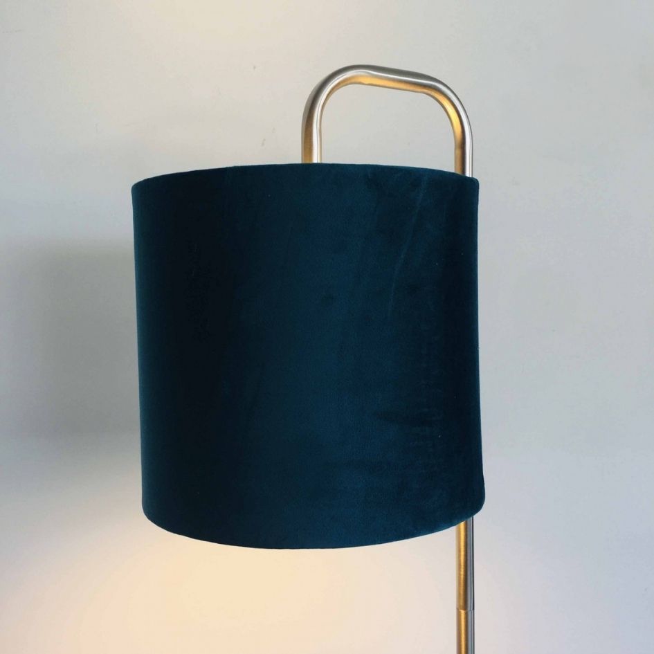 Candeeiro de pé com cúpula azul escuro e estrutura dourada