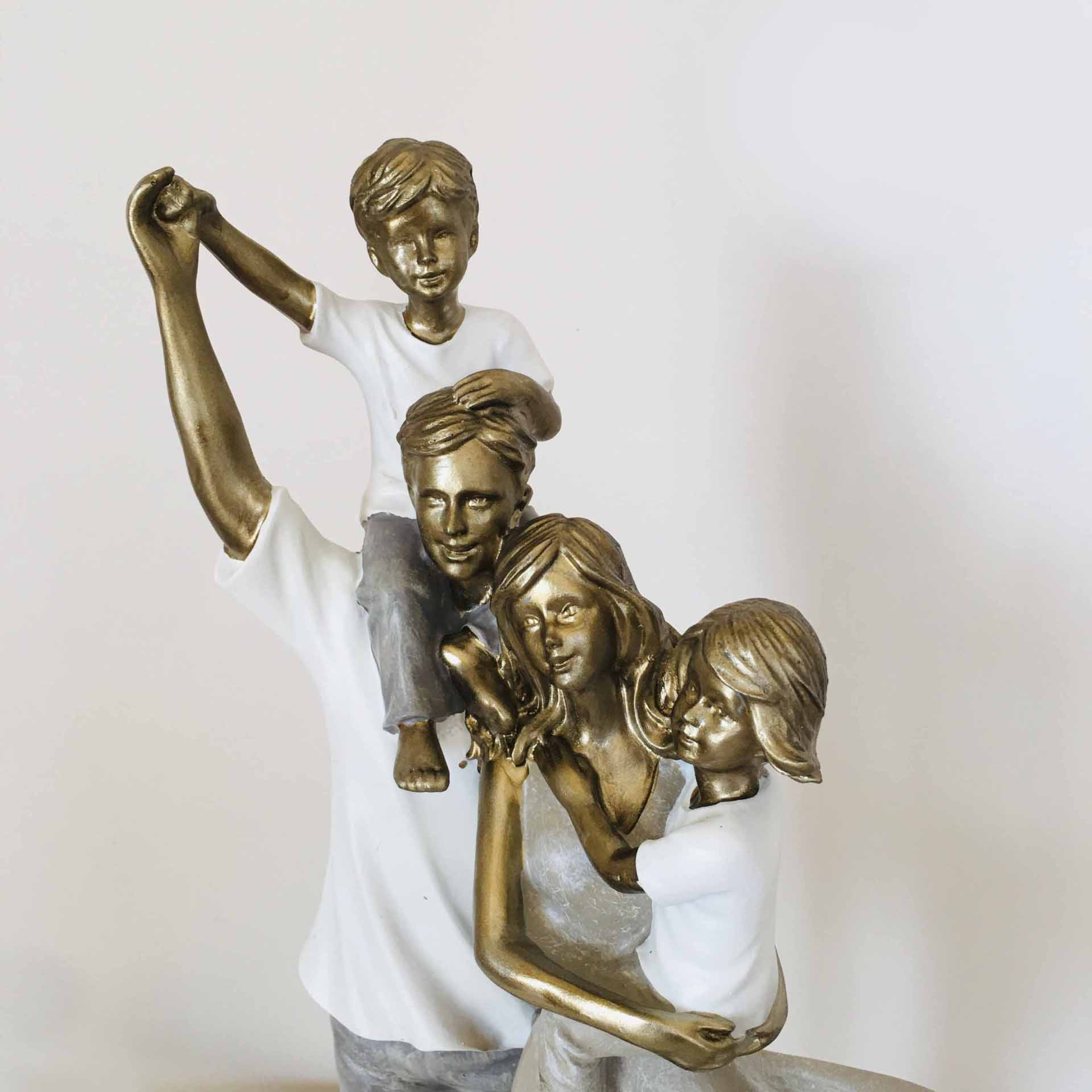 Escultura de família em resina bronzeada com filhos